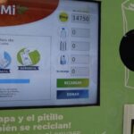 Centro Comercial Salitre Plaza habilita máquina EcoTransmi para intercambiar envases de reciclaje por recargas en la tarjeta Tullave